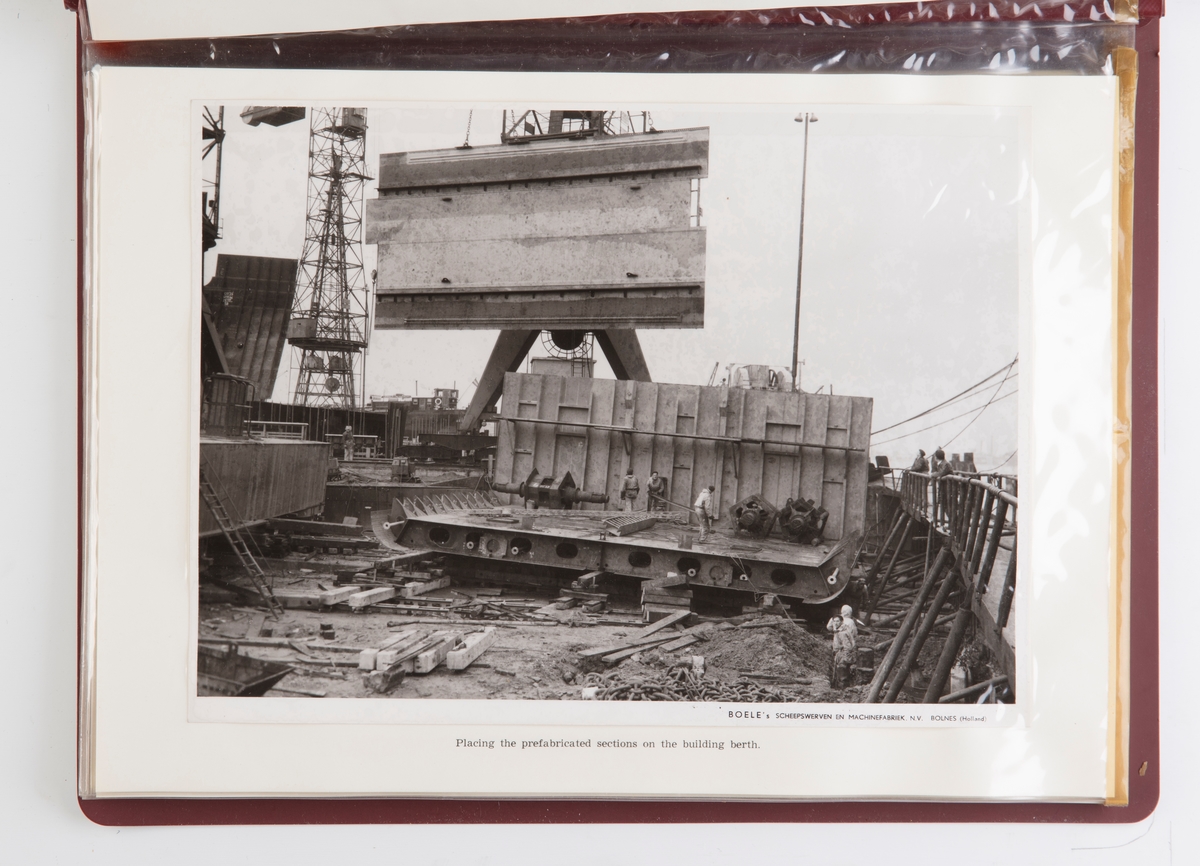 Fotoalbum med fotografier av skipsforlengelse av motorskipet Prins Casimir ved Boeles Scheepswerven, Bolnes Rotterdam.