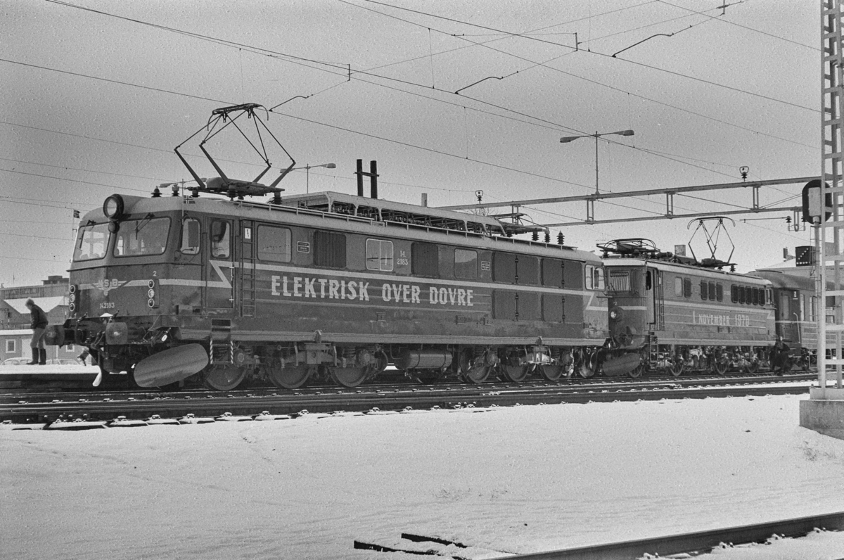 Åpning av Dovrebanen for elektrisk drift. Åpningstoget kjører inn på stasjonen, trukket av El 14 nr. 2183 og El 13 2163.