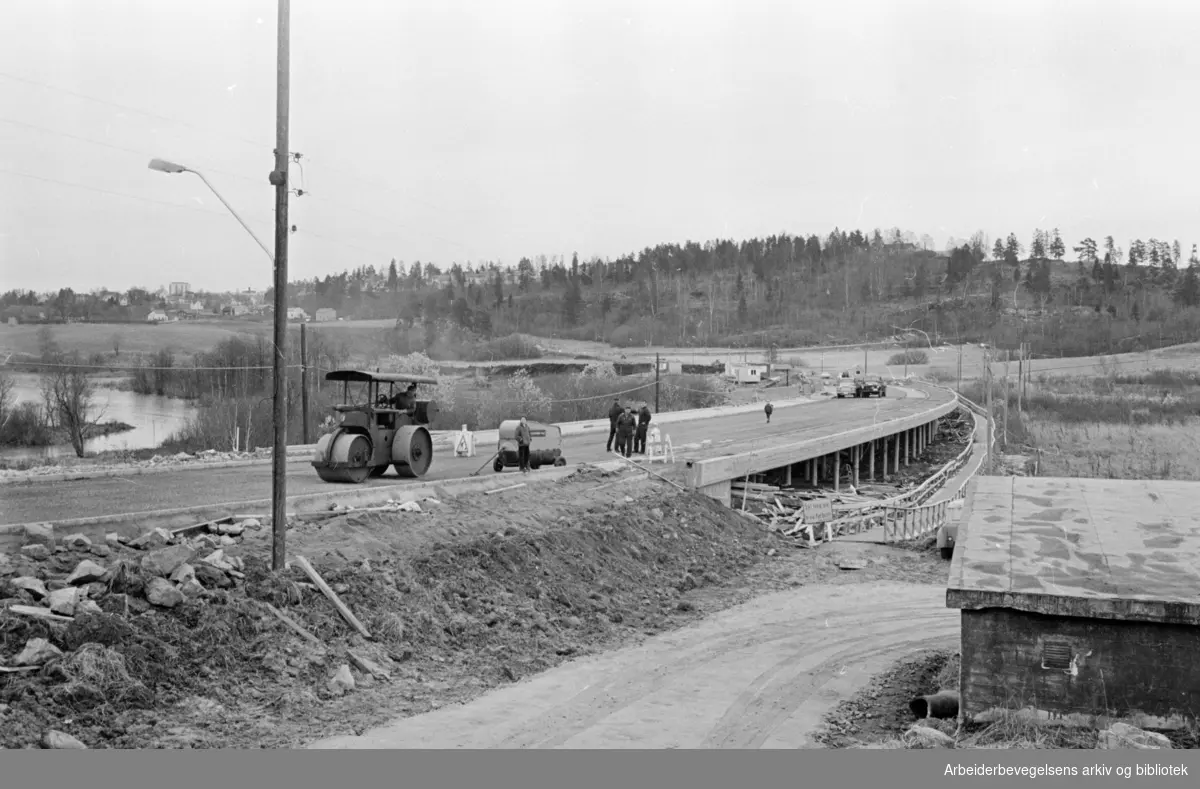 Østensjøveien. Den nye brua over Bogerudmyra skal snart åpnes. November 1964