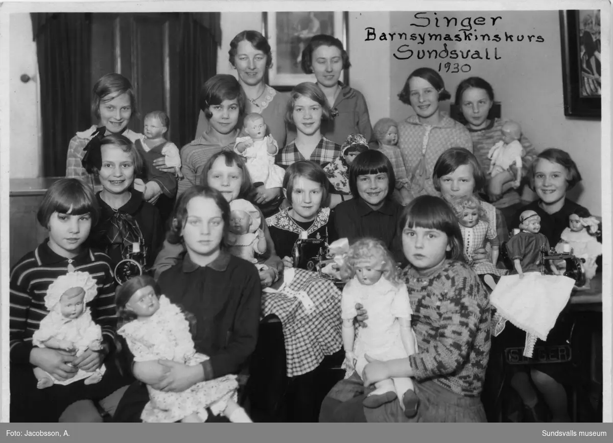 Barnsykurs 1937. Singer Symaskiner, Storgatan 26, Sundsvall.