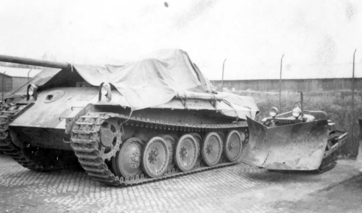 Tysk stridsvagn Kungstiger uppställd på garageområdet vid P 4 Skövde 1948.