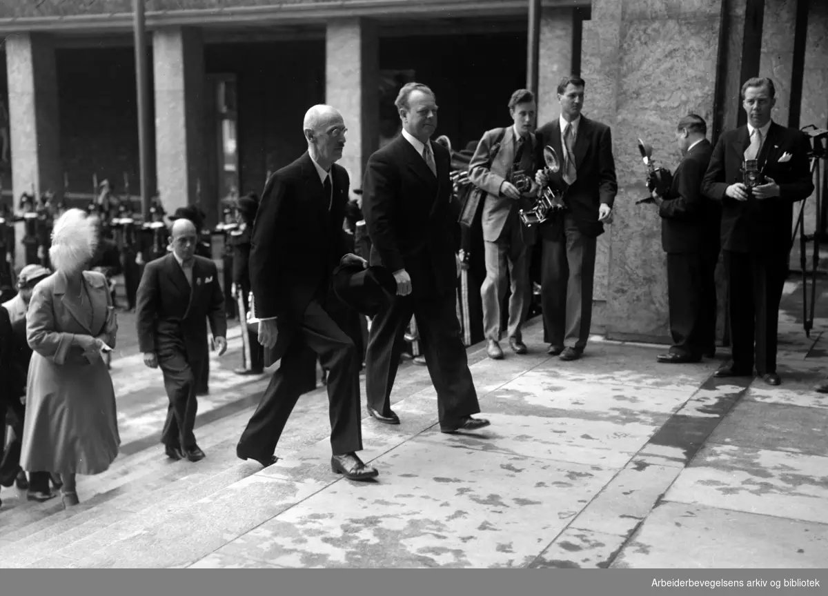 Rådhuset: Åpning. Kong Haakon og ordfører Halvdan Eyvind Stokke. Juli 1950