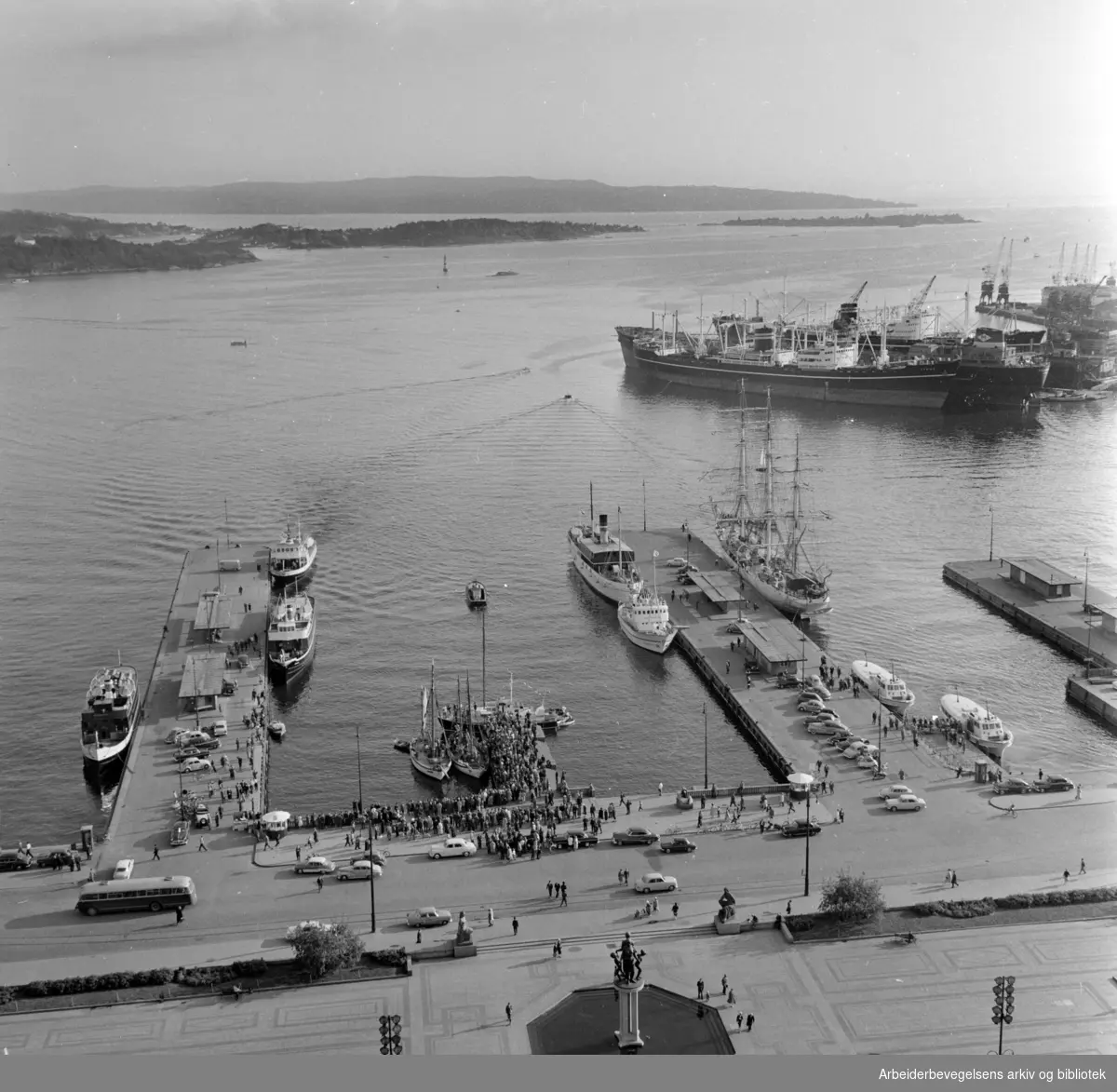 Rådhuset: Utsikten over Rådhusplassen og havna. Juni 1960