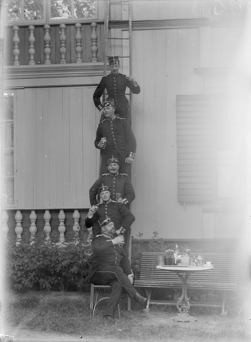 Officerarna Stiernstedt, Ekstedt, Sylvander, Bille och okänd på Eklundshov, Uppsala 1901