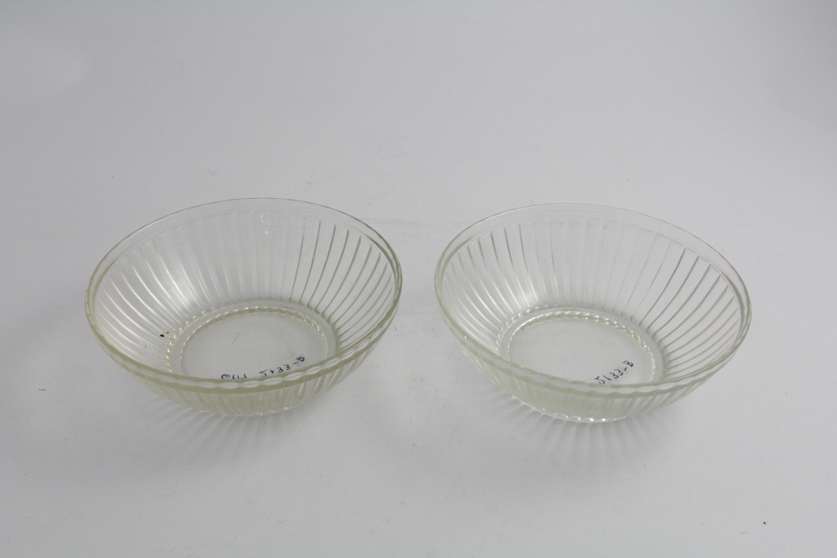 To runde glassskåler dekorert med vertikale pressede riller.