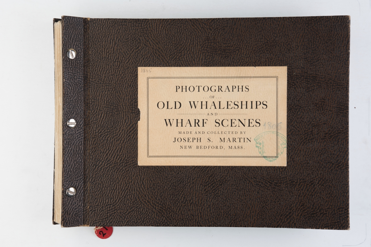 Fotoalbum med fotografier av hvalfangst og kaianlegg ca. 1870-1900.