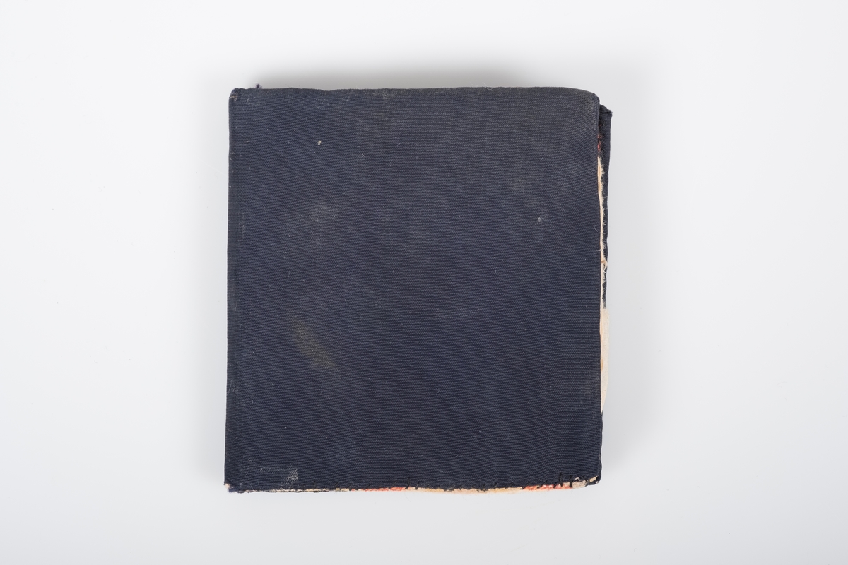Minnebok trukket i sort tekstil, trolig silke. Foret innvendig med skotskrutet stoff. Sidene består av tynt, brunt papir med hilsner og adresser.