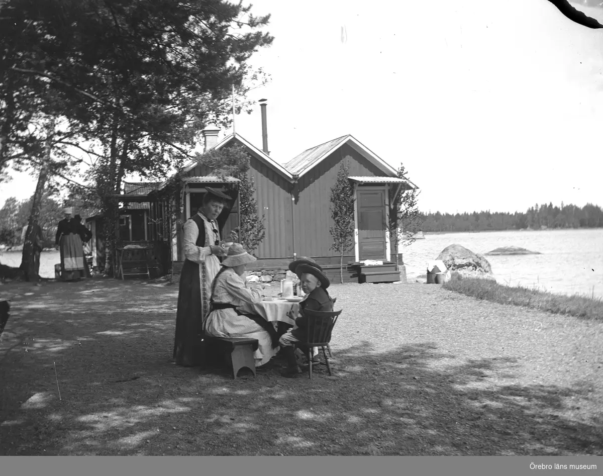 Kvinnor och barn vid strand, Lövön i Tisaren, nära Hallsberg.