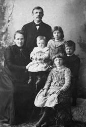 Foto av en familie på seks. Trolig bosatt i Kristiansund. En