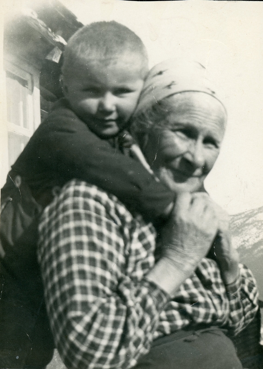 Ragnhild Amundsli Haugstad med Olav på ryggen.