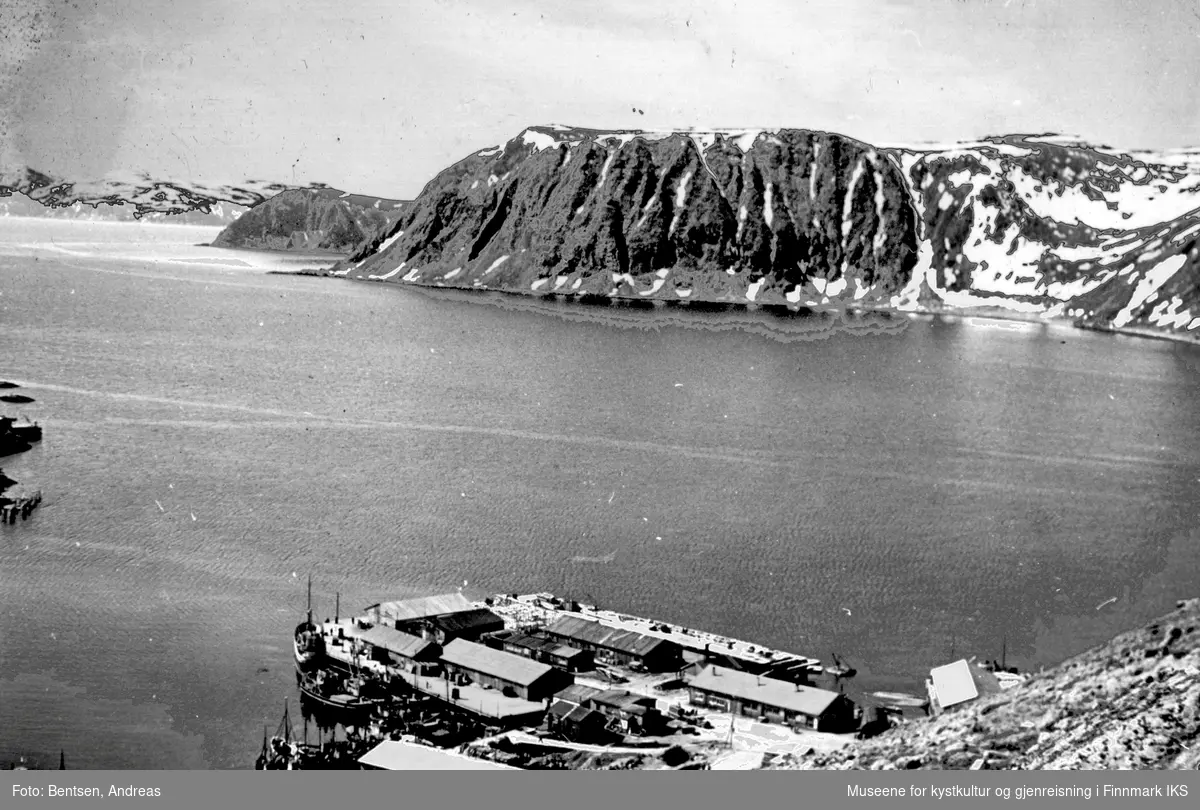 Gjenreisning i Honningsvåg. Brakkebebyggelsen på Holmen. Utsikt fra Storfjellet. 1946.