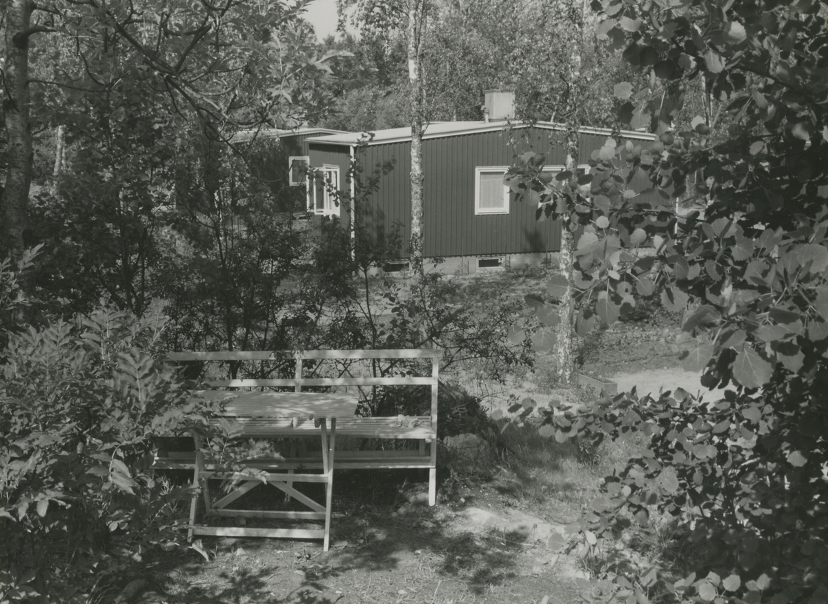 Vy trädgård och hus i Höjdhagen. Bilden från sent 1930-tal till ca mitten av 1940-tal.
