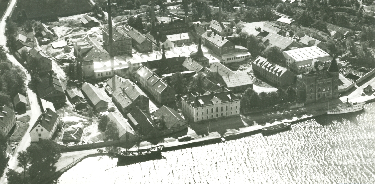 Exteriör. Flygfoto över Gustavsbergs fabriksområde och del av Farstaviken.