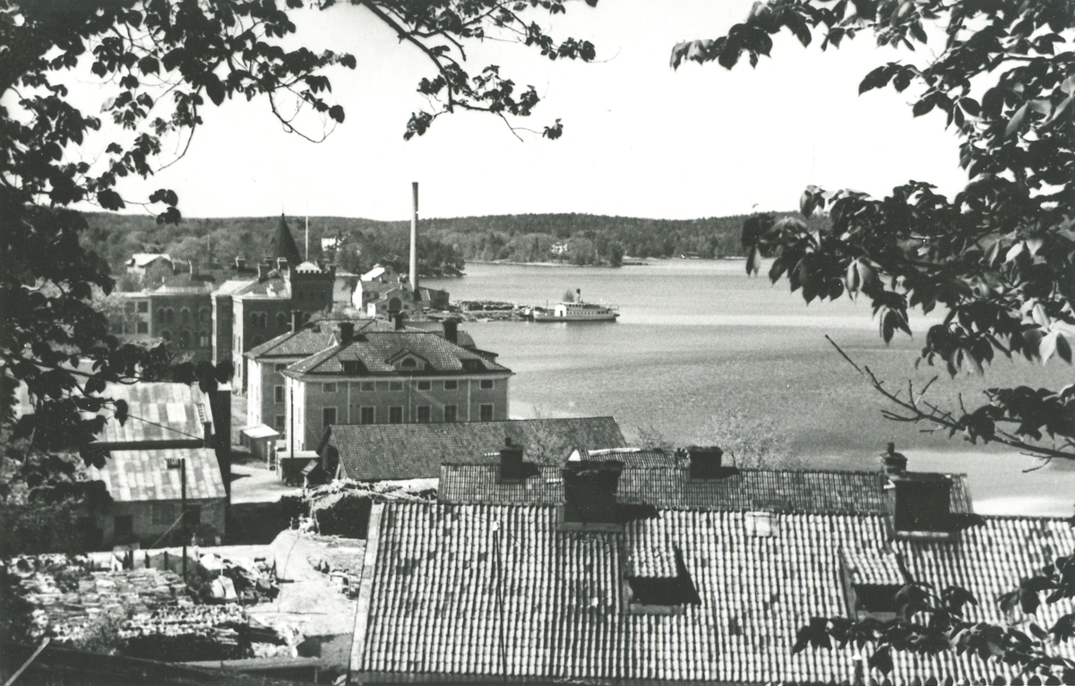 Exteriör. Gustavsbegs hamn,  Gula byggningen och Farstaviken. Vy från Kvarnberget.