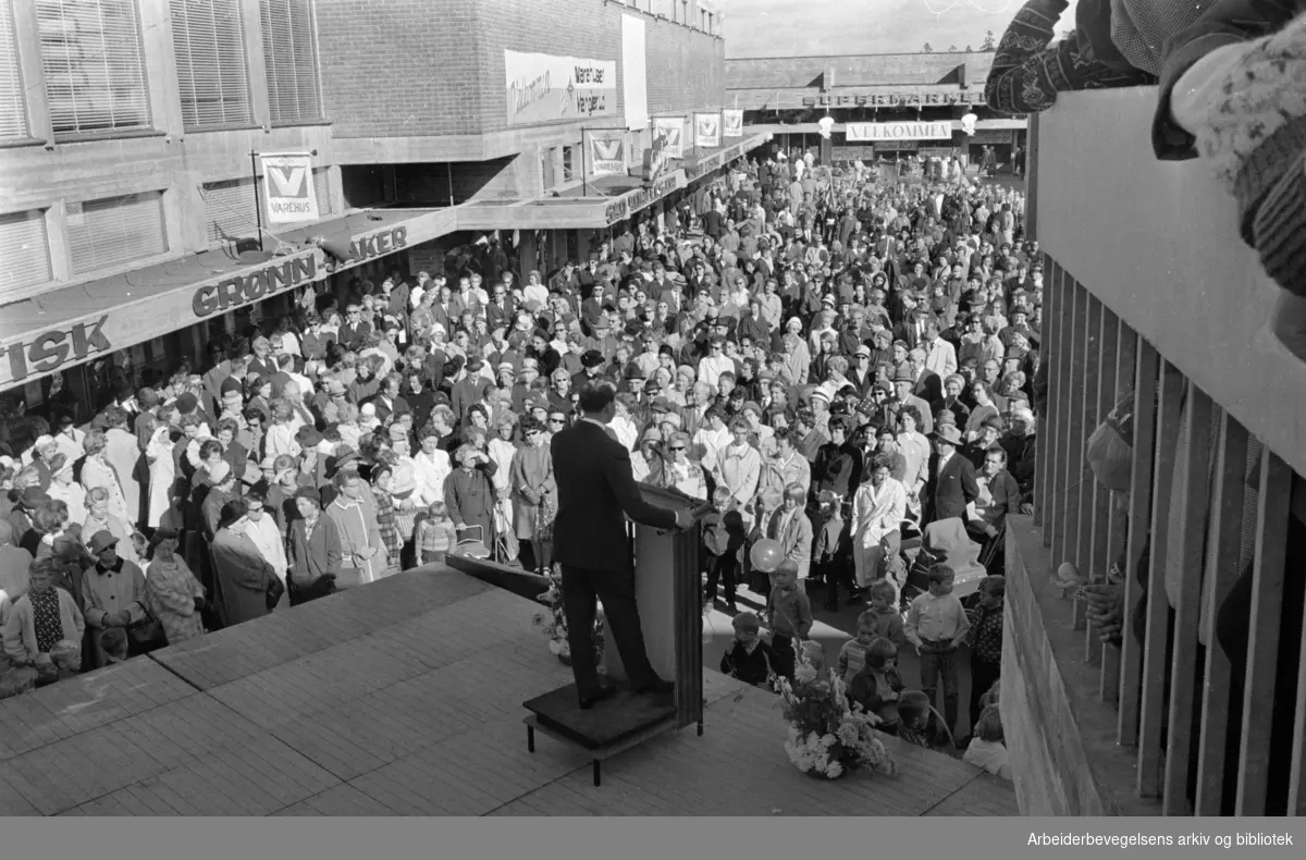 Manglerud senter ble åpnet i går. Obos-direktør Odvar Solberg taler ved åpningen. September 1966