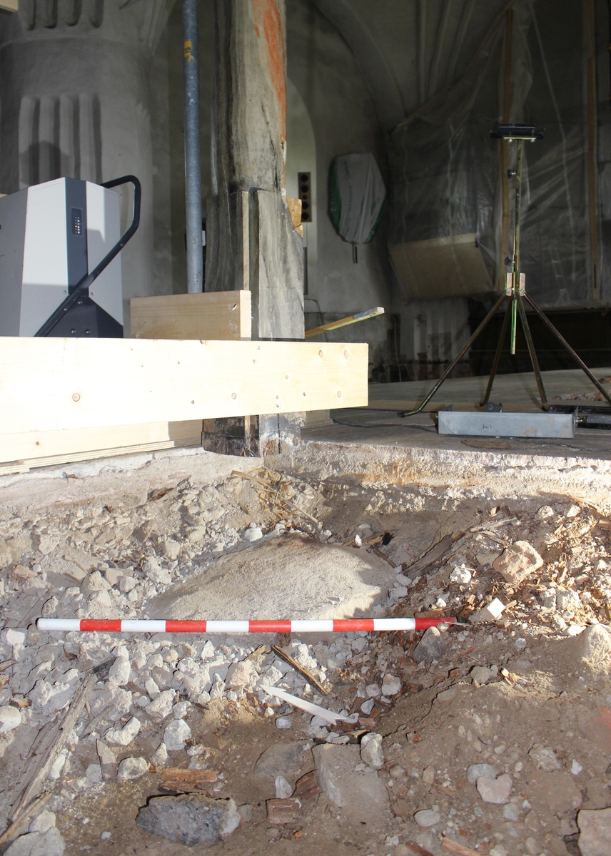 Arkeologisk schaktningsövervakning, större block som utgör äldre fundament till pelare, troligen nedlagd då orgelläktaren byggdes 1771, Jumkils kyrka, Jumkils socken, Uppland 2017