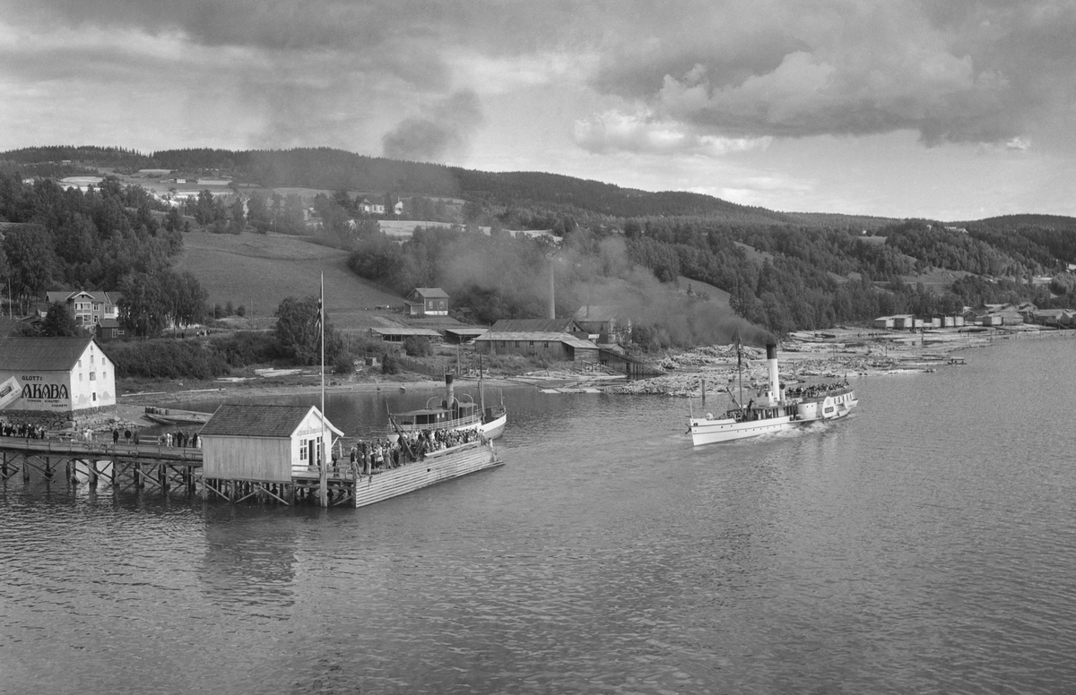 Lillehammer brygge. D/S Skibladner ut fra brygga. D/S Lillehammer ved brygga. Nymo Bruks Dampsag og Lillehammer dampsag og høvleri.