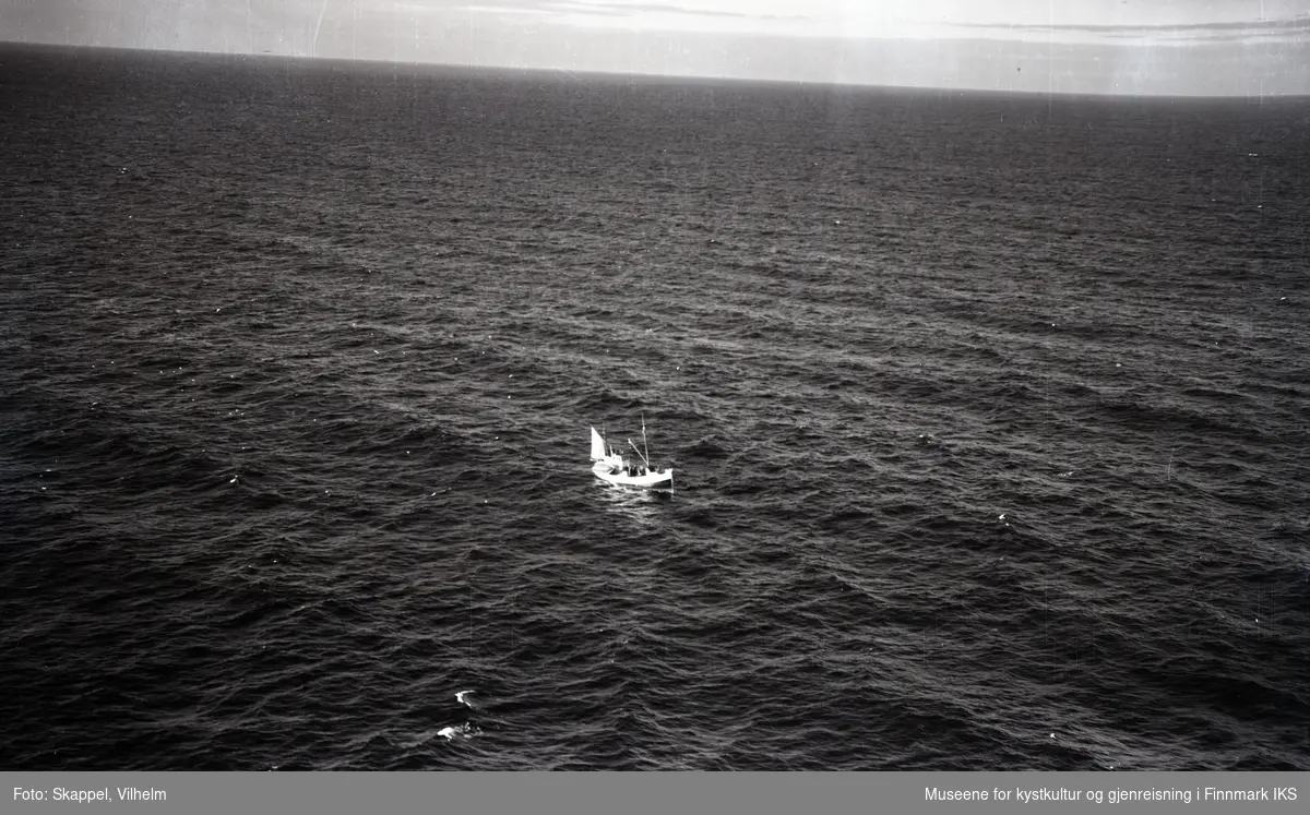 Flyfoto. Fiskebåt ved Nordkapp. 22.08.1953.