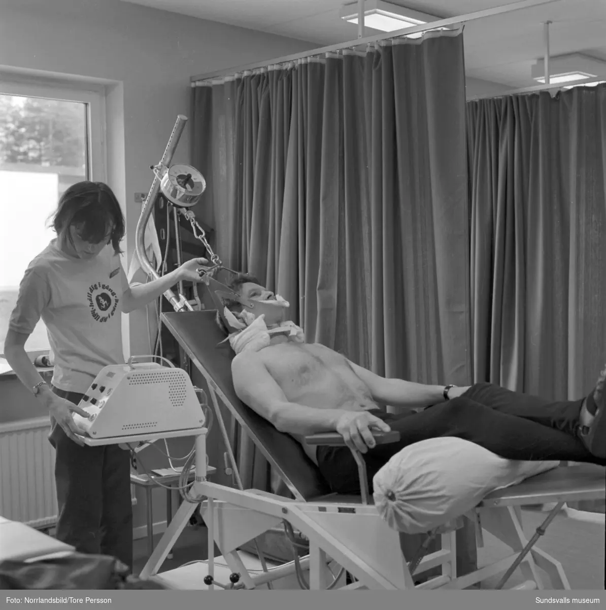 Verksamheten vid nystartade Rygginstitutet i Sundsvall. Personal och patienter sysselsatta med olika typer av behandling och träning.