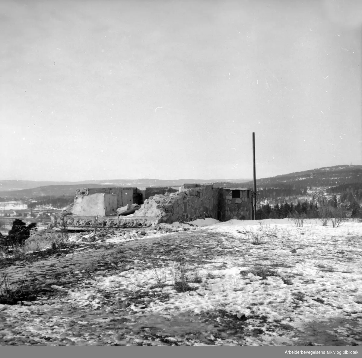 Korsvollparken etter tyskernes befestningsanlegg. Januar 1947