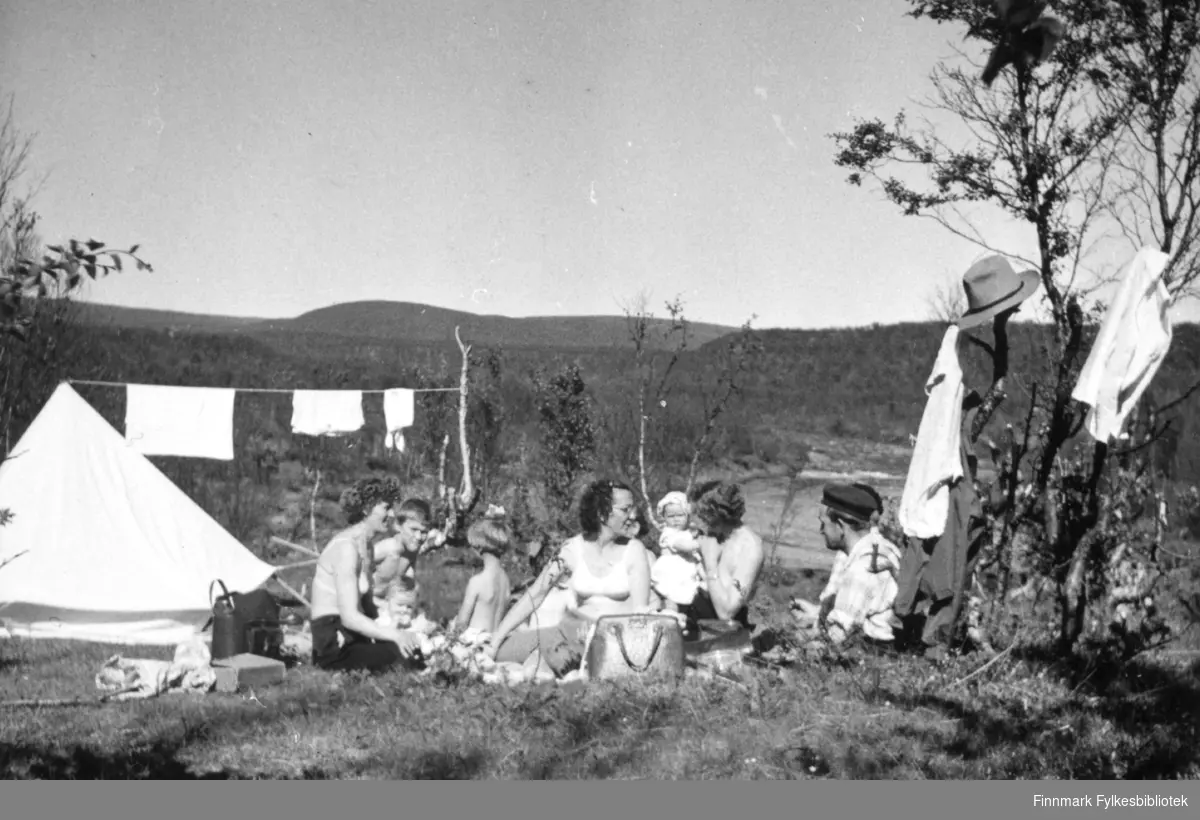 Jakobselvdalen 1958. Campingliv med telt.  Familiealbum tilhørende familien Klemetsen. Utlånt av Trygve Klemetsen. Periode: 1930-1960.