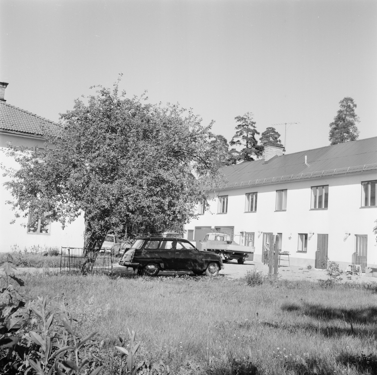 Bil vid byggnad, Uppland 1971