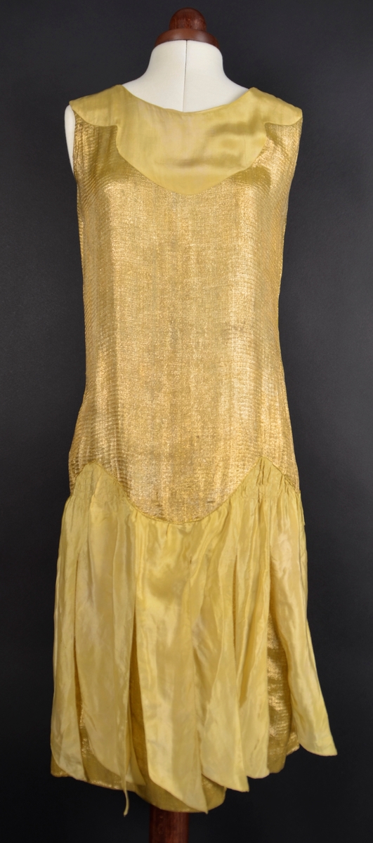 "Charlston-kjole" i gull-lamé og silke med "frynser" nede.