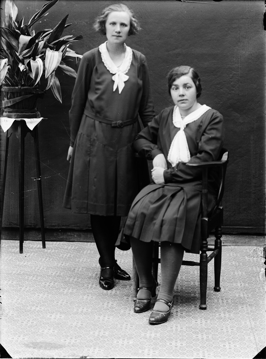 Ateljéporträtt - två kvinnor, Alunda, Uppland