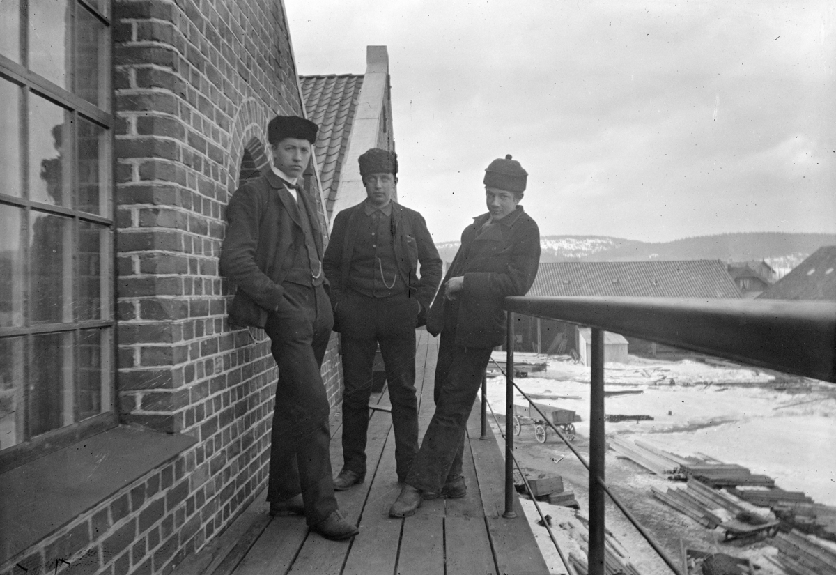Oslo, Skøyen, Skabo jernbanevognfabrikk, Tyskerstranda i Kristiania. Fabrikkområde med 3 ansatte, ingeniør Anton Øhre (fofografen) var ansatt som tegner i peroden 1889 til 1895,