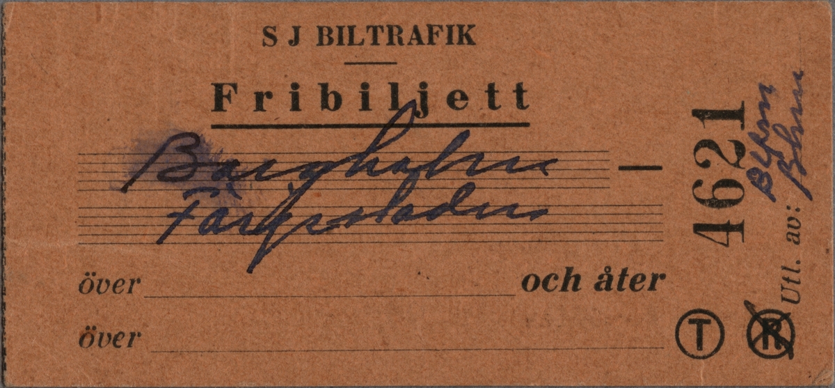 Brun biljett med tryckt text i svart:
"SJ BILTRAFIK Fribiljett
Borgholm-Färjestaden".
Biljetten har linjerade skrivfält på mitten där resvägen är handskriven med kulspetspenna. Det finns fler fält i nederkant för kompletterande uppgifter beträffande resväg. Längst ner till höger står ett stort "T" och ett stort "R", båda inom en cirkel där r:et har kryssats över. Texten står på biljettens långsida. På biljettens högersida på högkant står "Utl. av svårtolkad text [sign]" och biljettnumret "4621".
Baksidan har linjerade rader och texten: "Gäller för Stk. Wennberg Kalmar Får ej överlåtas Utf. av [sign.]". Texten på raderna är handskriven med kulspetspenna.