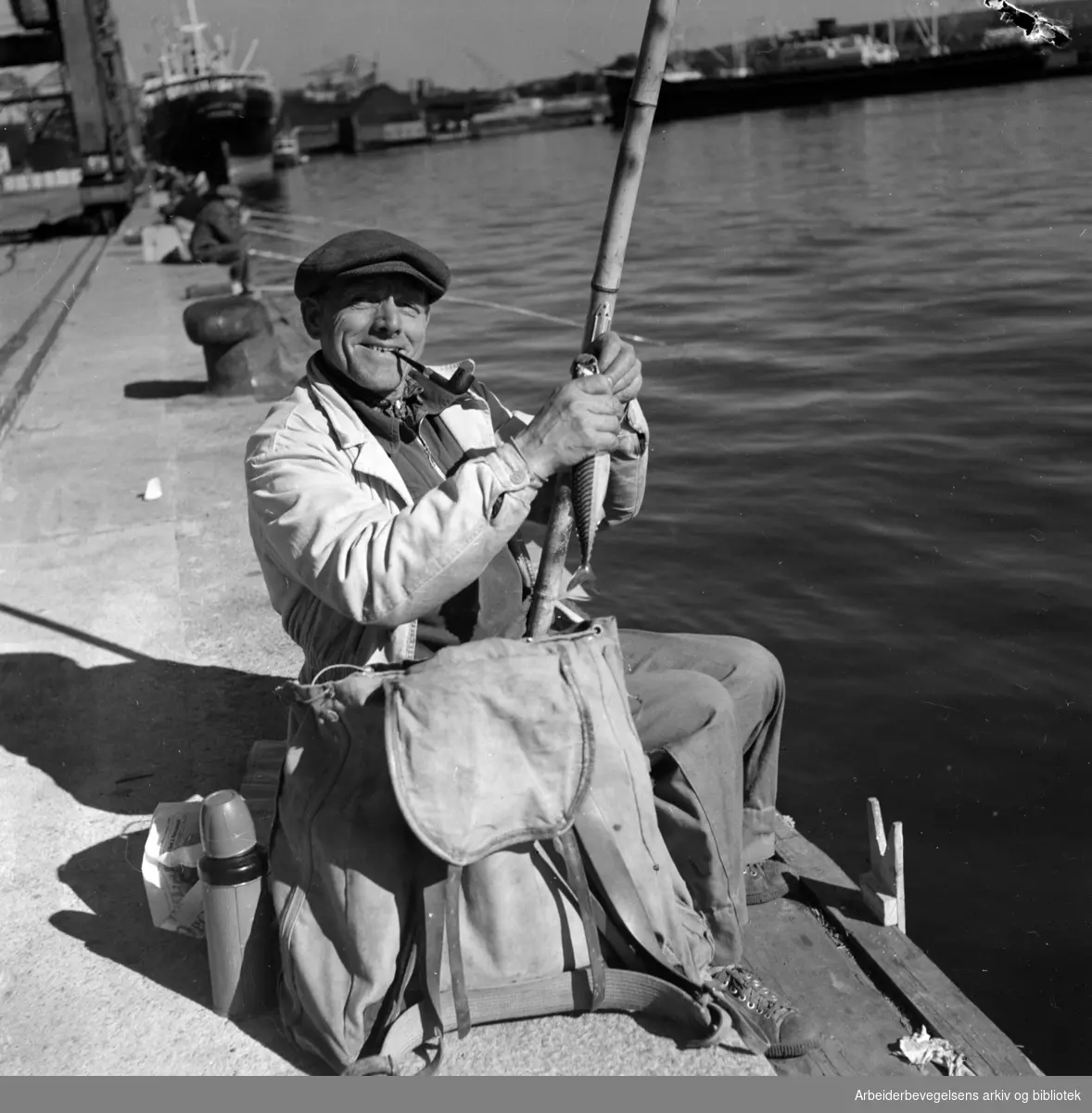 Havna. Bryggefiskere. September 1952