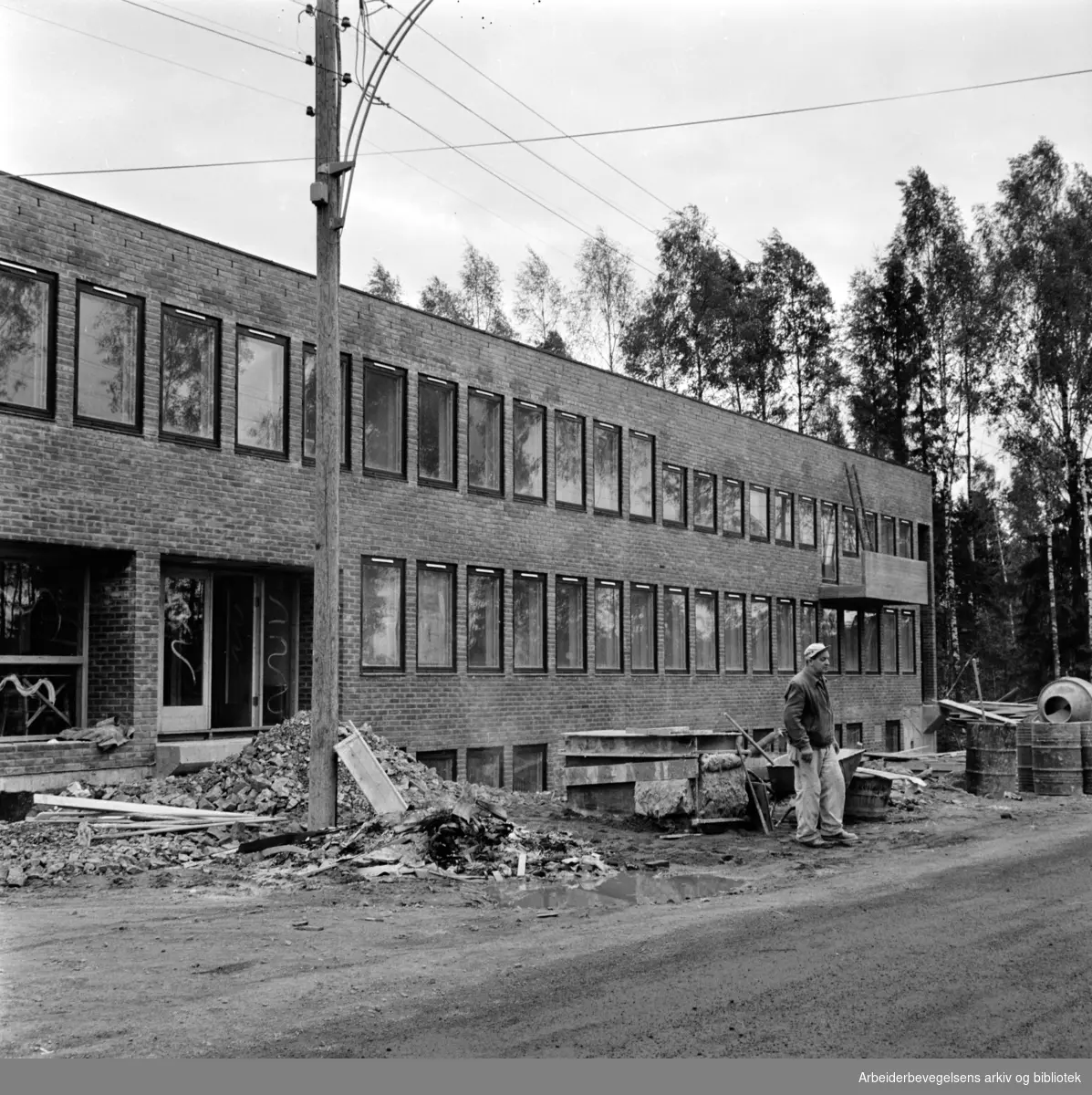 Grorud / Romsås. Nytt hus USBL, Ungdommens selvbyggerlag. Juni 1965