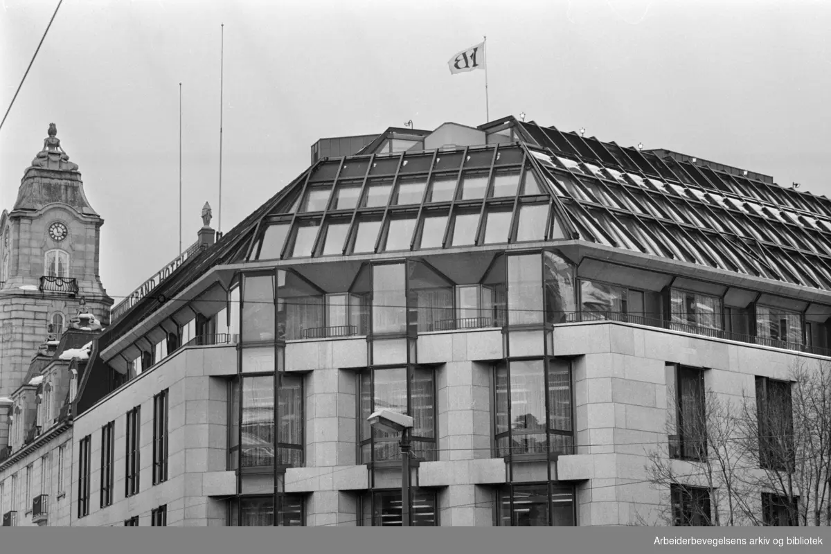 Grand Hotell. På toppen av det nye Grand-hjørnet ligger Etoile. Eksteriør. Februar 1977