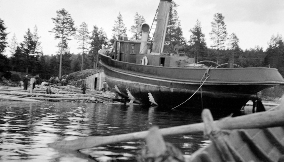 D/S Storsjø landsettes 7. mai 1915.  Fotografiet er tatt fra en robåt på Storsjøen.  Det viser båten med akterenden i innsjøen mens båten fortsatt støttes opp av bukker på slippen.  Fartøyet er bygd av jern, og platene i skroget er klilnket sammen.  På dekk ses ei lita kasse med dør, som antakelig er nedgangen til maskinrommet.  Foran denne ses ei høy skorsteinspipe med gnisthatt.  Foran denne igjen ses styrhuset.  På land, til venstre for båten står en del menn på slippen, som er en steinforet tømmerkonstruksjon.  Ved siden av slippen ses gavlen på ei bu som er delvis nedgravd i strandbakken.  Bakom dette vokser det barskog. 
Direksjonen i Glomma Fellesfløtingsforening vedtok å investere i en dampbåt som skulle trekke tømmer i bommer over denne sjøen i 1911.  Båten var ferdig og ble satt i drift allerede påfølgende sesong.  Dette fartøyet ble brukt til å trekke tømmerbommer over Storsjøen inntil tømmerfløtinga i Glommavassdraget ble avviklet i midten av 1980-åra. 