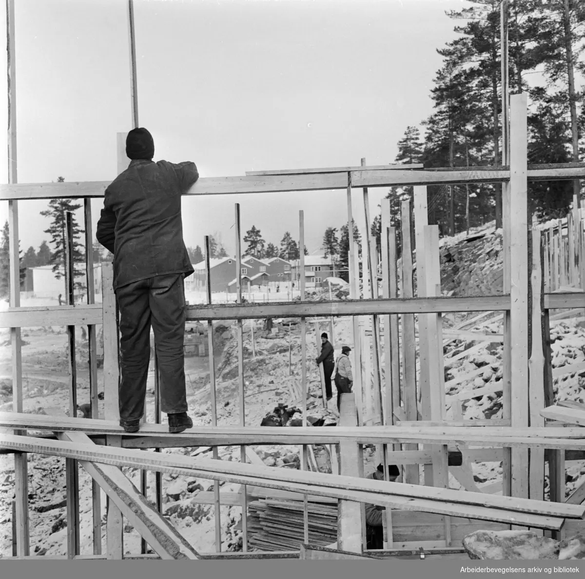 Bølerlia. Her skal det stå seks klasserom ferdige til det nye skoleåret begynner. Februar 1963