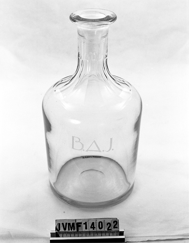Vattenkaraff av klart glas med initialerna BAJ ingraverat.