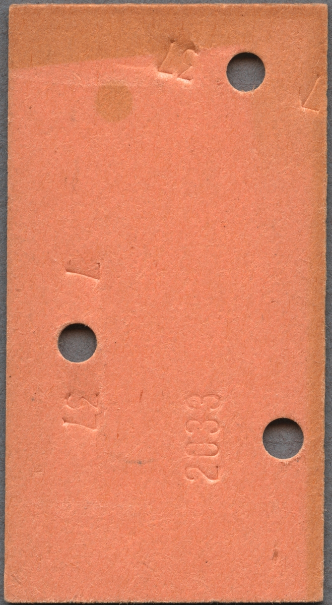 Edmonsonsk biljett av brun kartong med tryckt svart text:
"SJ Persontåg Halv
Tur och retuR
Göteborg C -ALINGSÅS
*9.--  2".
Biljetten har datumet 05.09.70 och G 2 stämplat högst upp samt tre hål efter biljettång. När biljettången användes blev också "2033", "7" och "37" präglat på baksidan intill hålen. T och R står med en cirkel runt bokstäverna och biljettnumret "3352" står i nederkant.