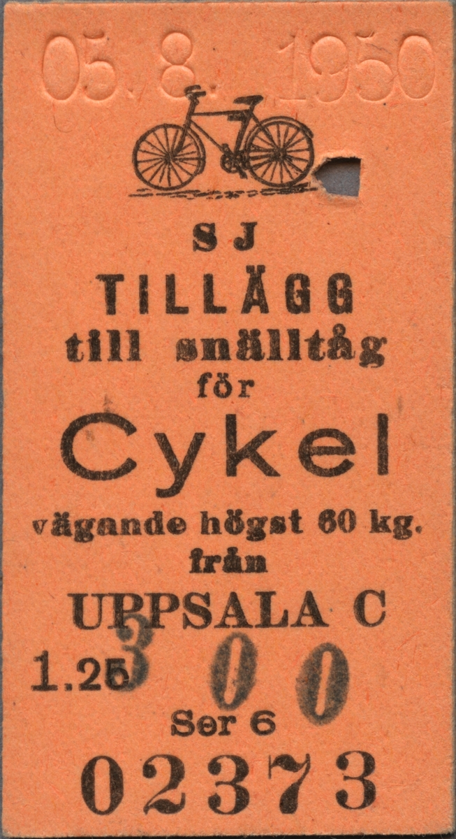 Brun Edmonsonsk biljett med tryckt text i svart:
"SJ TILLÄGG till snälltåg
för Cykel vägande högst 60 kg. från UPPSALA C 3 00".
Biljetten har datumet "05.8.1950" stämplat längst upp och nedanför datumet finns en figur föreställande en cykel. Det ursprungliga priset "1.25" har stämplats över med det nya, med stora siffror. Längst ner står biljettnumret "00345". En biljettång har stansat ett hål. Det finns två dubbletter med annat årtal, resväg och biljettnummer.