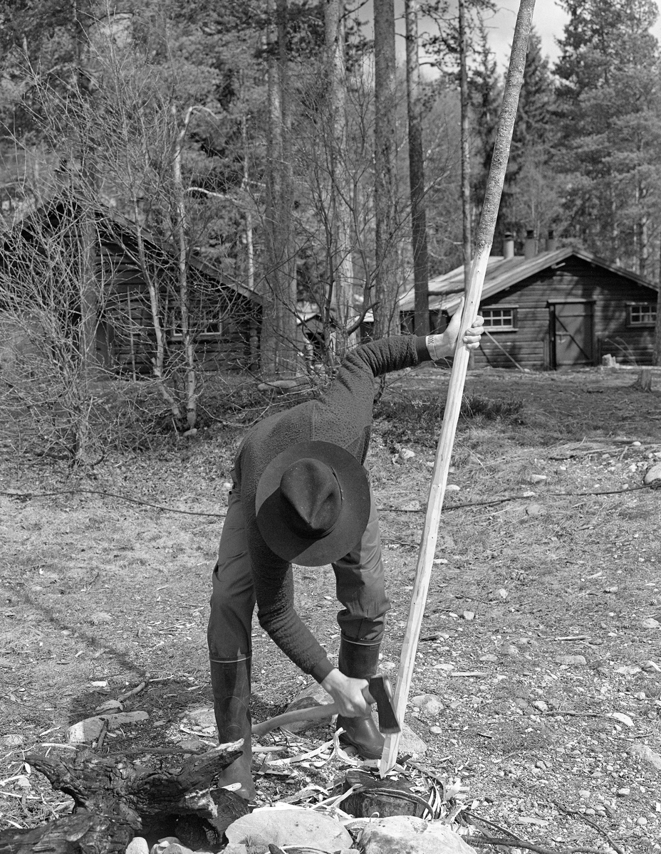 Skjefting av fløterhake, Stenbekkoia, Trysilelva. Bildet er datert 22. 5. 1986.