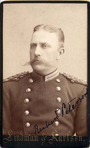 Rickard Primus Petersson i militär uniform.