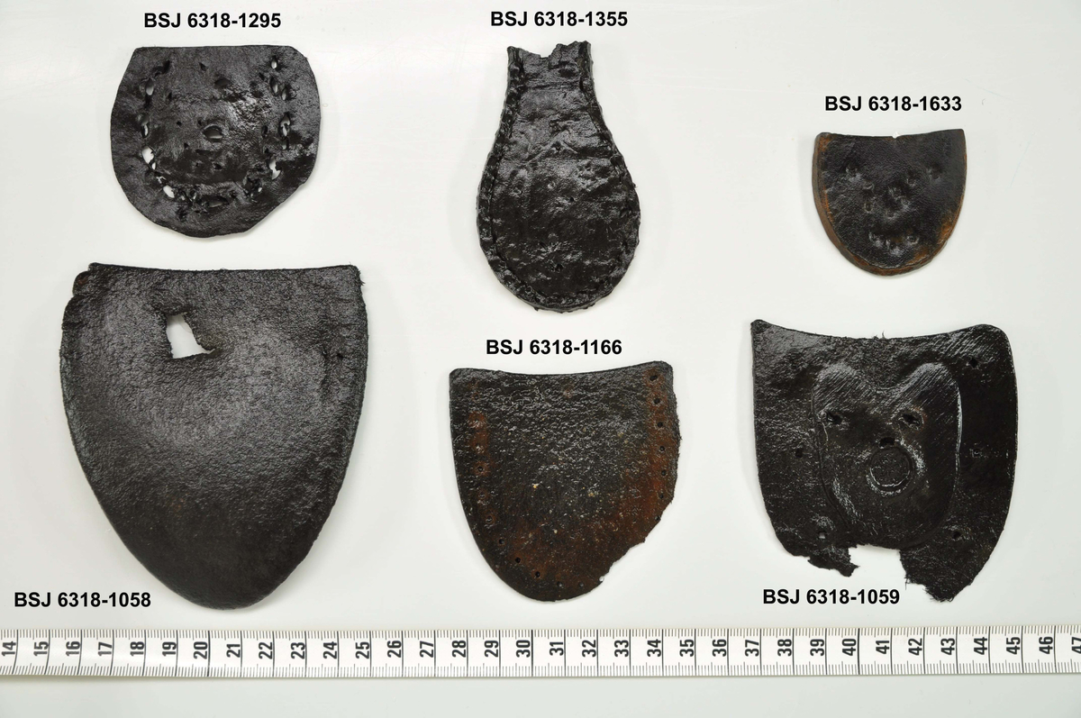 Fragment i lær, skosåler, funnet i Vågen i Bergen.