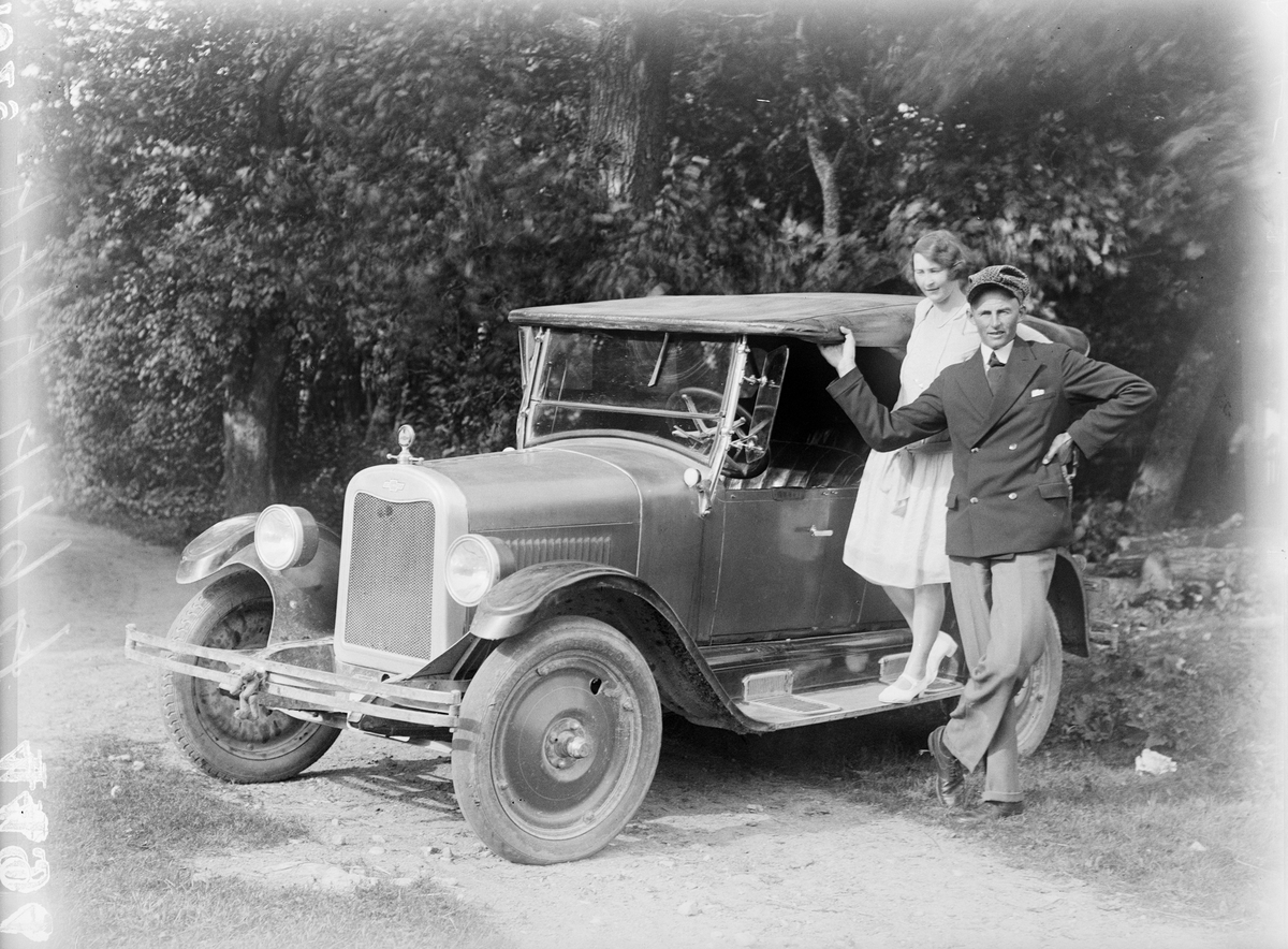 "Evert och Eva Erikson Högsberga vid bilen", Altuna socken, Uppland 1929