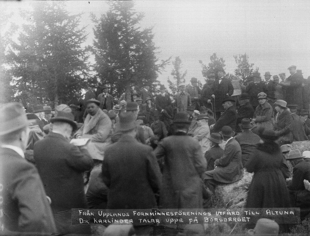 "Karlinder talar å Borgberget vid Upplands fornminnesförenings utflykt", Billerstena, Altuna socken, Uppland 27 maj 1923