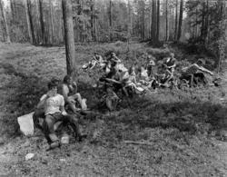 Kvilestund under tømmerfløtinga i Trysilelva i juni 1978.  B