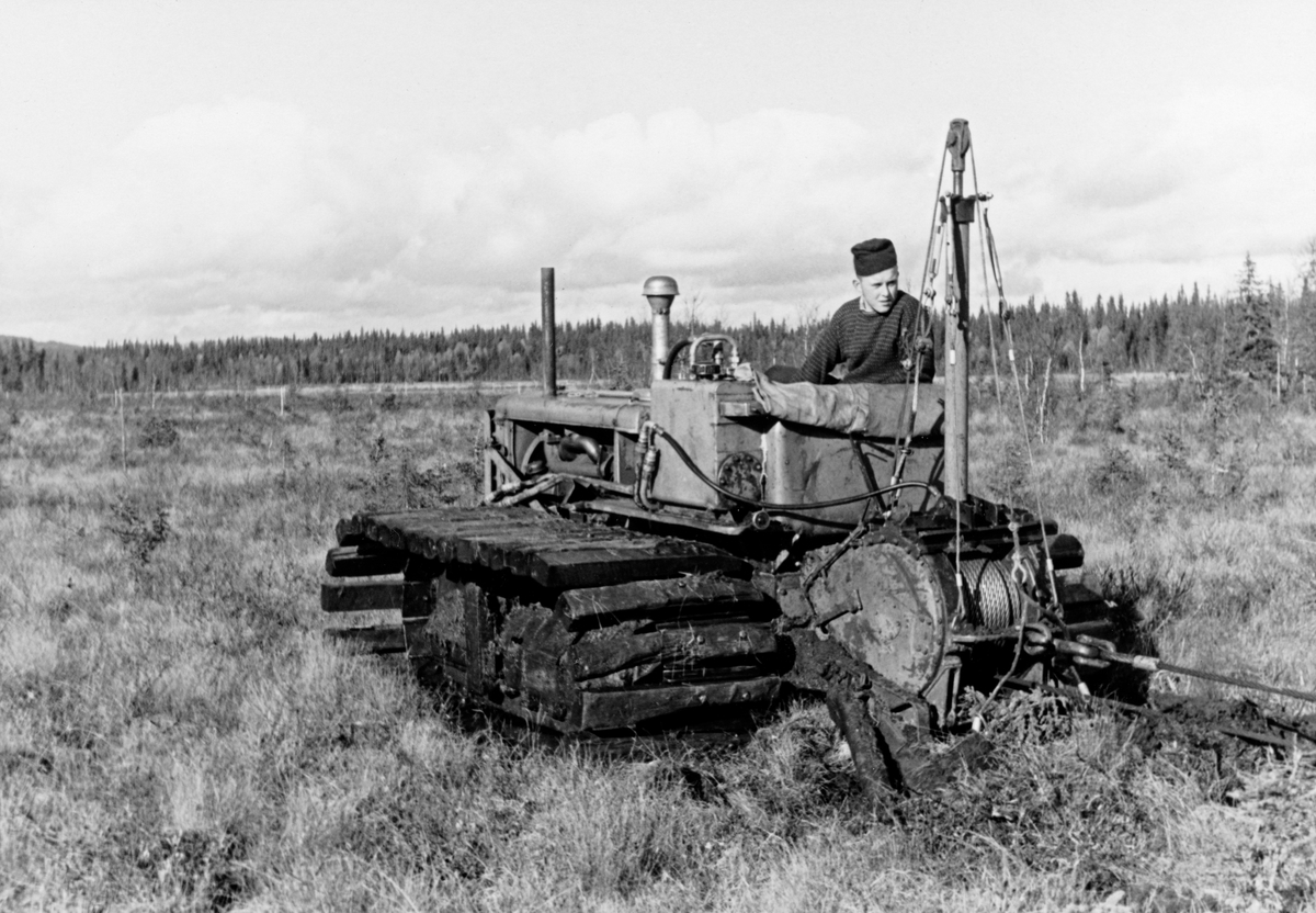 beltetraktor-med-bakmontert-vinsj-og-skj-r-anker-brukt-under-fors-k