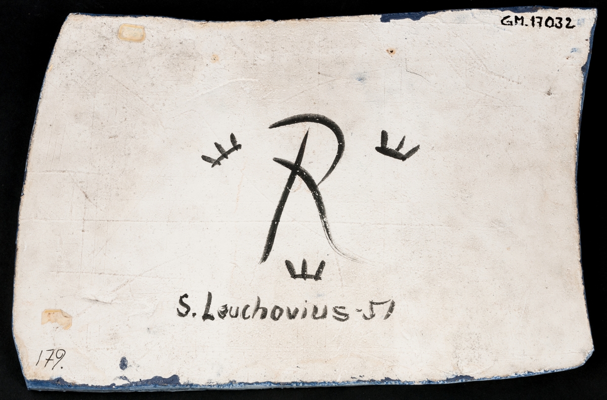 Tavla av lergods Oregelbundet rektangulär. Stilleben av två päron och ett äpple mot blå bakgrund.
Sign. S. Leuchovius - 51, Rörstrands stämpel.