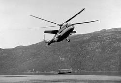 Helikopter av typen MI-6, fotografert under nedstigning mot 