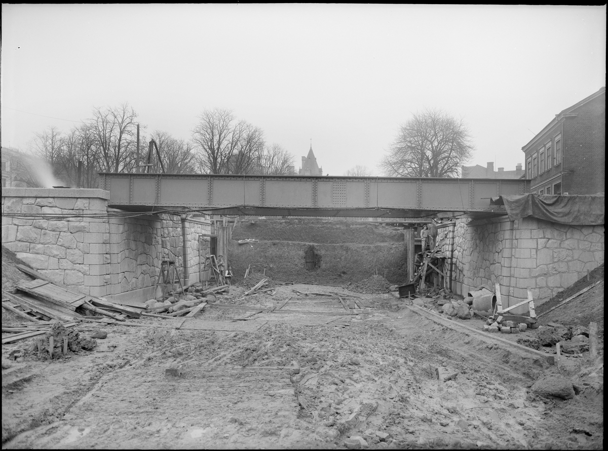 Vid byggnationen av vägporten över Trollebergsvägen i Lund, 1931. Schaktningen under broarna slutförd.
