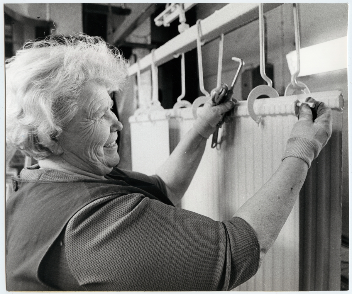 Fellingsbro Verkstäder. Margit Hjalmarsson lossar pluggarna som sattes in i radiatorerna före sprutmålningen.