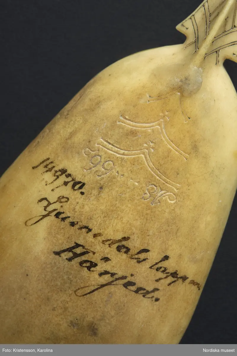 Huvudliggaren:
"Bröllopssked f. Ljusnedals lappm. Från Rutefjäll. Af renhorn. Märkt: '18....66g.' Ink. af fjällmannen Nils Rensberg gm. literatören Karl Ekström. Ank. i nov. eller dec. 1876. Bil. Ekström 2."